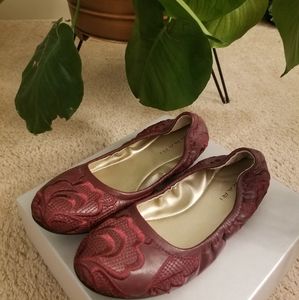 TAHARI Burgandy Floral Flats